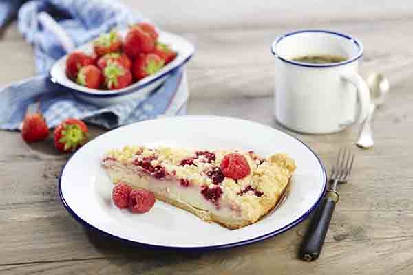 Teller flach, Emaille-Geschirr, D: 24 cm, H: 2 cm, weisses Stahlblech, blauer Rand