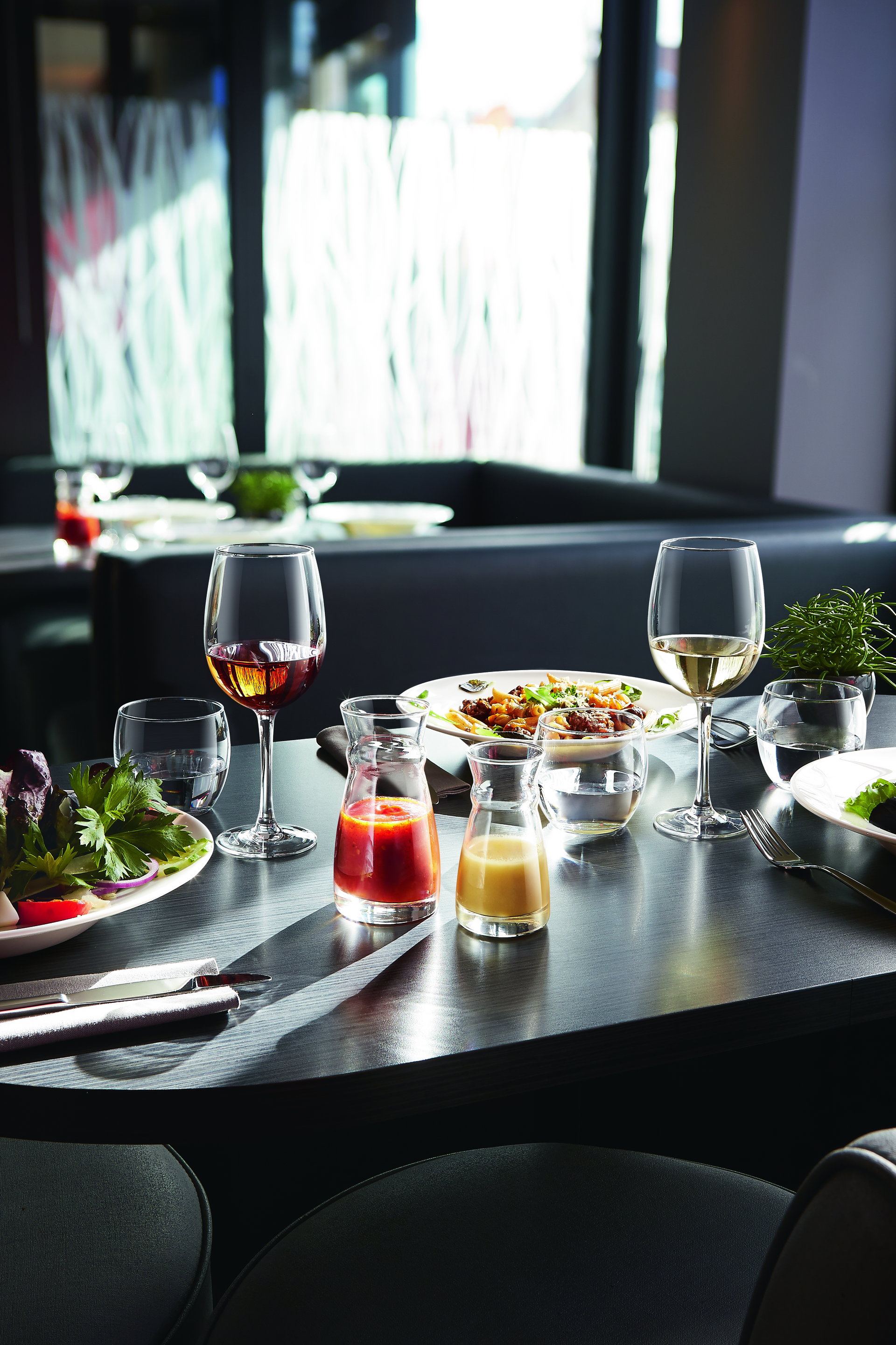 Karaffe Fluid m. schwarzem Kunststoffdeckel 62 cl, I: 620 ml, H: 189 mm, D: 91 mm